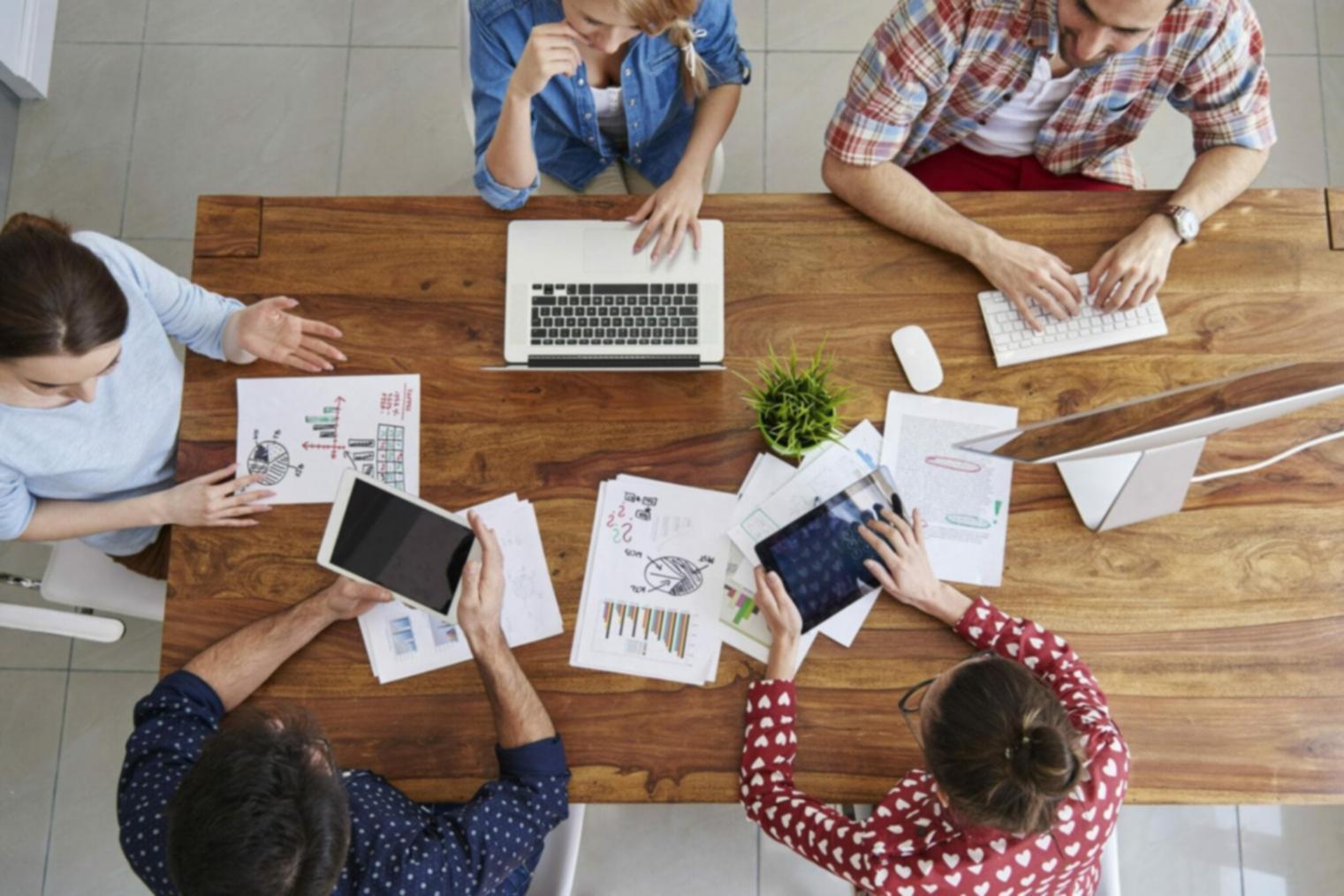 Profissional analisando dados financeiros em ambiente de trabalho